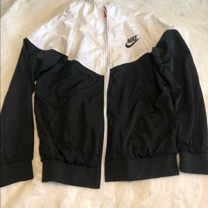 NIKE WINDBREAKER SIZE MEDIUM